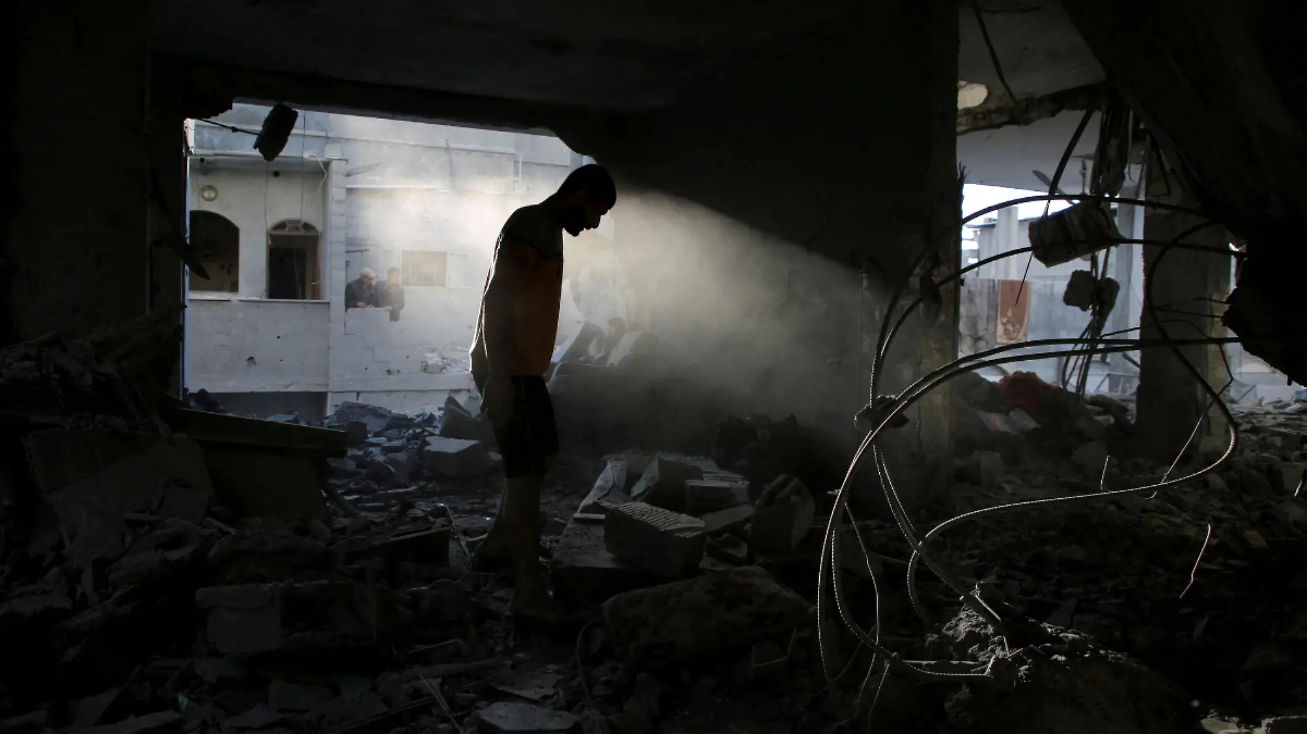 Reuters Rafah hombre observa su casa destruida